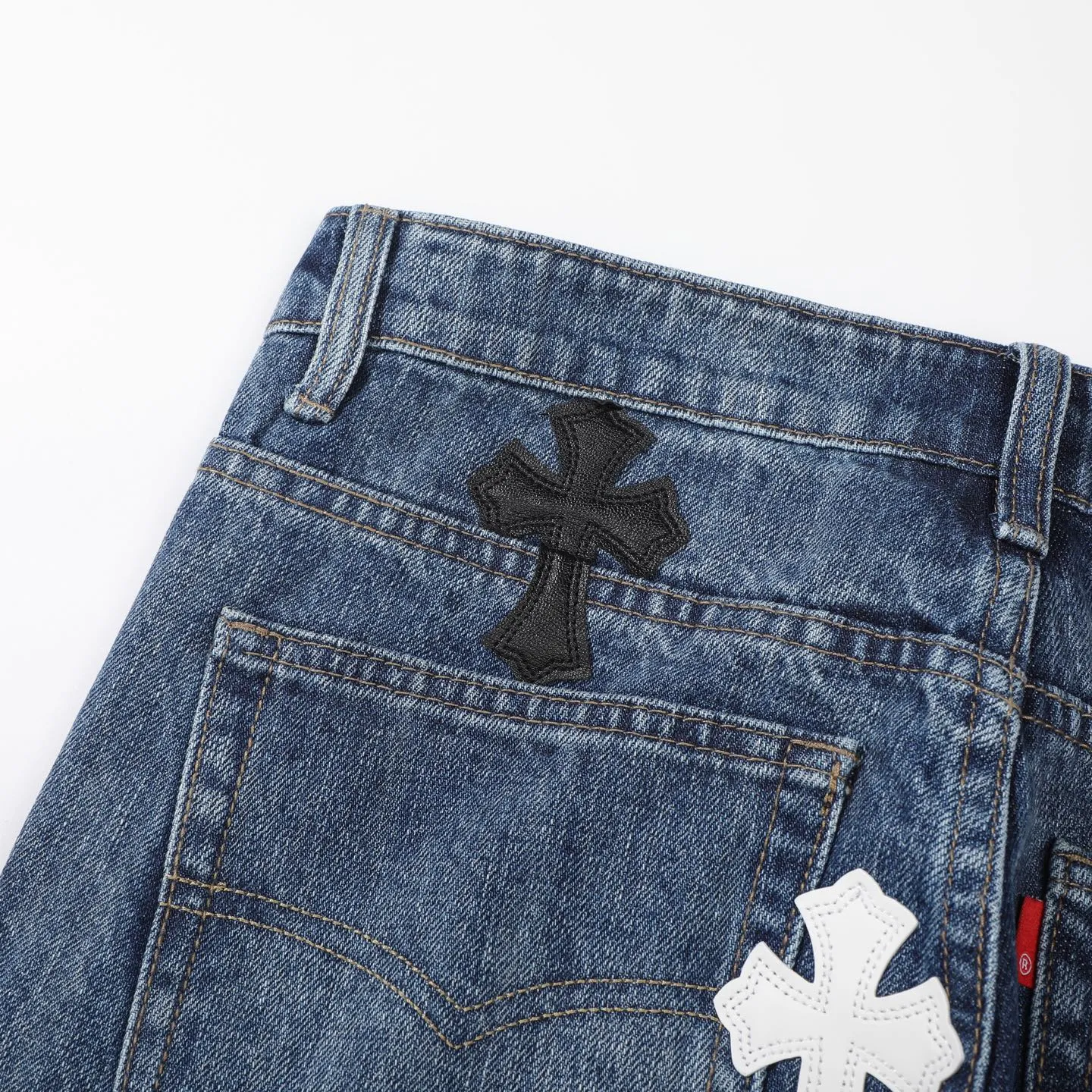 P270 ChromeHearts Chrome washed blue black and white leather straight pants, ceiling-level jeans, a pair is hard to find at the counter‼ ️About Zangyin✅This is an extremely luxurious fashion brand that can also be called the aristocracy of the high street. It has always been an exclusive brand for some hipsters or rich second generations. The color of this model is already very eye-catching by using a unique washed material. It is decorated with pink patch cross flowers, which cleverly highlights the charm of the brand. Secondly, this model adopts a classic high-waist cut design, which highlights the long legs and fashionable temperament of the upper body. The brand is highly recognizable and the slim-fitting configuration is more suitable for daily wear. The personality will be fashionable and the specifications can be seen at a glance. Materials and technology ✅ Needless to say, this point goes without saying. As an excellent craftsman brand, Zangyin's requirements for details and craftsmanship are really perfect. The washed color of this model has gone through a lot of processes, not to mention the embellishment of the denim appliqués. It is also purely handmade and sewn. Just like what they believe in, only handmade things have soul and have the meaning of wearing. A top-notch heavy-duty fashionable denim item, recommended by both hands‼ ️ Size: 28, 30, 32, 34, 36 (S-XXL) Color: blue Size reference: Pants length 100 102 104 106 106 Waist 72 76 80 84 88 Recommended weight S (about 110 pounds) M (about 120 pounds) L (about 140 pounds) XL (about 165) XXL (about 185)